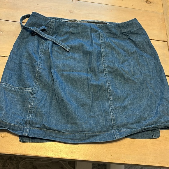 Converse wrap around Jean skirt size medium women's never worn - Picture 6 of 7